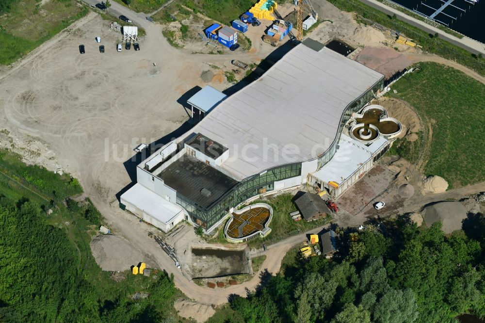 Werder (Havel) aus der Vogelperspektive: Baustelle zum Neubau der Therme und Schwimmbecken am Freibad der Freizeiteinrichtung Havel-Therme in Werder (Havel) im Bundesland Brandenburg, Deutschland