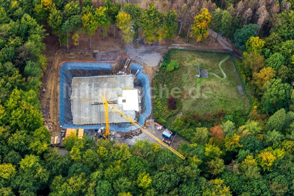 Luftaufnahme Menden (Sauerland) - Baustelle zum Neubau der Therme und Schwimmbecken am Freibad der Freizeiteinrichtung „Kleine Leitmecke“ in der Leitmecke in Menden (Sauerland) im Bundesland Nordrhein-Westfalen, Deutschland