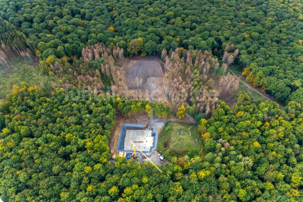 Menden (Sauerland) von oben - Baustelle zum Neubau der Therme und Schwimmbecken am Freibad der Freizeiteinrichtung „Kleine Leitmecke“ in der Leitmecke in Menden (Sauerland) im Bundesland Nordrhein-Westfalen, Deutschland