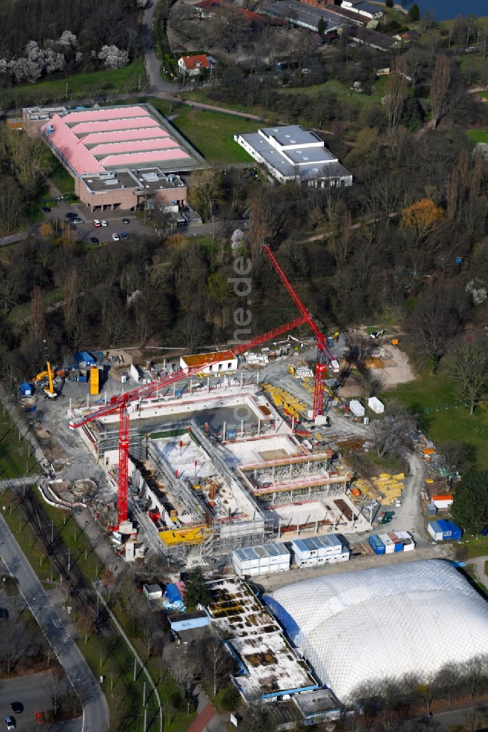 Darmstadt aus der Vogelperspektive: Baustelle zum Neubau der Therme und Schwimmbecken am Freibad der Freizeiteinrichtung Nordbad in Darmstadt im Bundesland Hessen, Deutschland