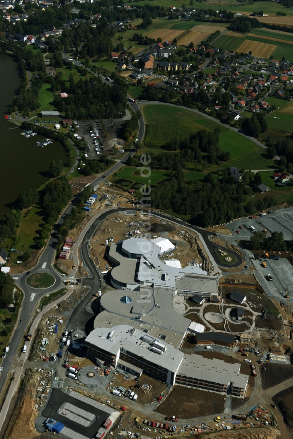 Weißenstadt von oben - Baustelle zum Neubau der Therme und Schwimmbecken am Freibad der Freizeiteinrichtung Siebenquell(R) GesundZeitResort Kurzentrum Siebenstern GmbH & Co. KG in Weißenstadt im Bundesland Bayern