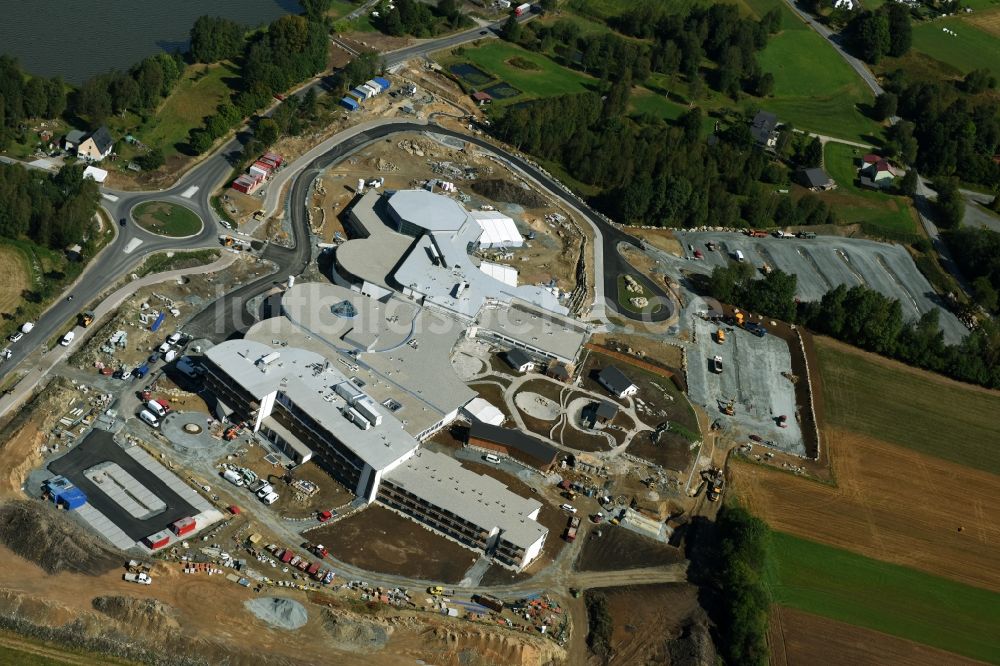 Weißenstadt aus der Vogelperspektive: Baustelle zum Neubau der Therme und Schwimmbecken am Freibad der Freizeiteinrichtung Siebenquell(R) GesundZeitResort Kurzentrum Siebenstern GmbH & Co. KG in Weißenstadt im Bundesland Bayern