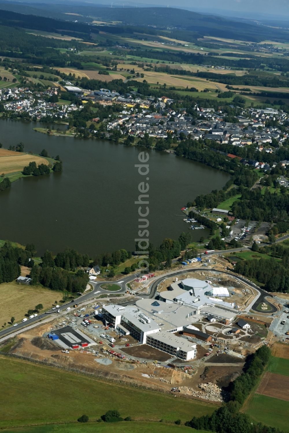 Luftbild Weißenstadt - Baustelle zum Neubau der Therme und Schwimmbecken am Freibad der Freizeiteinrichtung Siebenquell(R) GesundZeitResort Kurzentrum Siebenstern GmbH & Co. KG in Weißenstadt im Bundesland Bayern