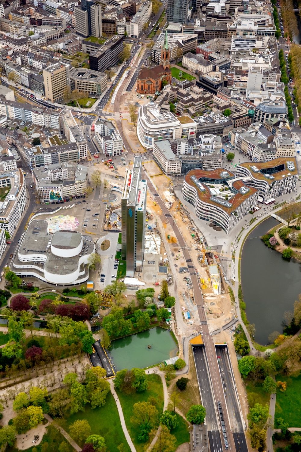 Luftaufnahme Düsseldorf - Baustelle zum Neubau des Kö- Tunnels im Bereich des Kö-Bogen am Hochhaus Dreischeibenhaus entlang der Berliner Allee in Düsseldorf im Bundesland Nordrhein-Westfalen