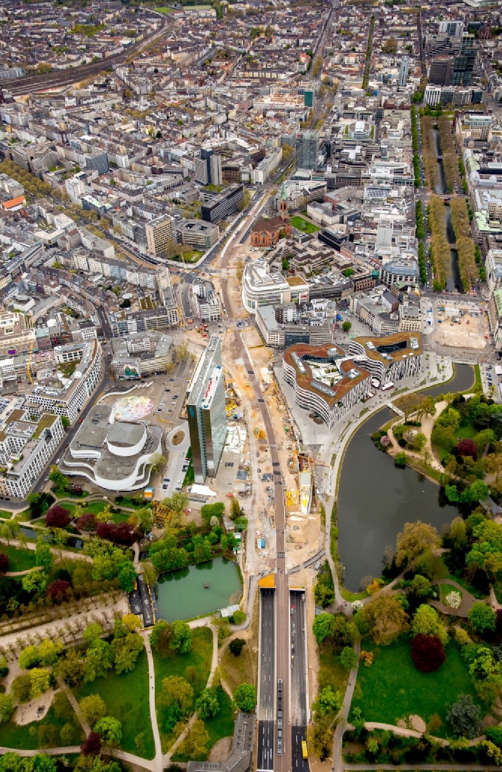 Düsseldorf von oben - Baustelle zum Neubau des Kö- Tunnels im Bereich des Kö-Bogen am Hochhaus Dreischeibenhaus entlang der Berliner Allee in Düsseldorf im Bundesland Nordrhein-Westfalen