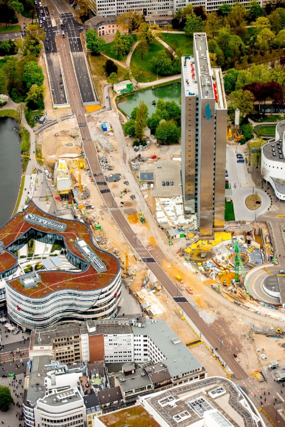 Düsseldorf aus der Vogelperspektive: Baustelle zum Neubau des Kö- Tunnels im Bereich des Kö-Bogen am Hochhaus Dreischeibenhaus entlang der Berliner Allee in Düsseldorf im Bundesland Nordrhein-Westfalen