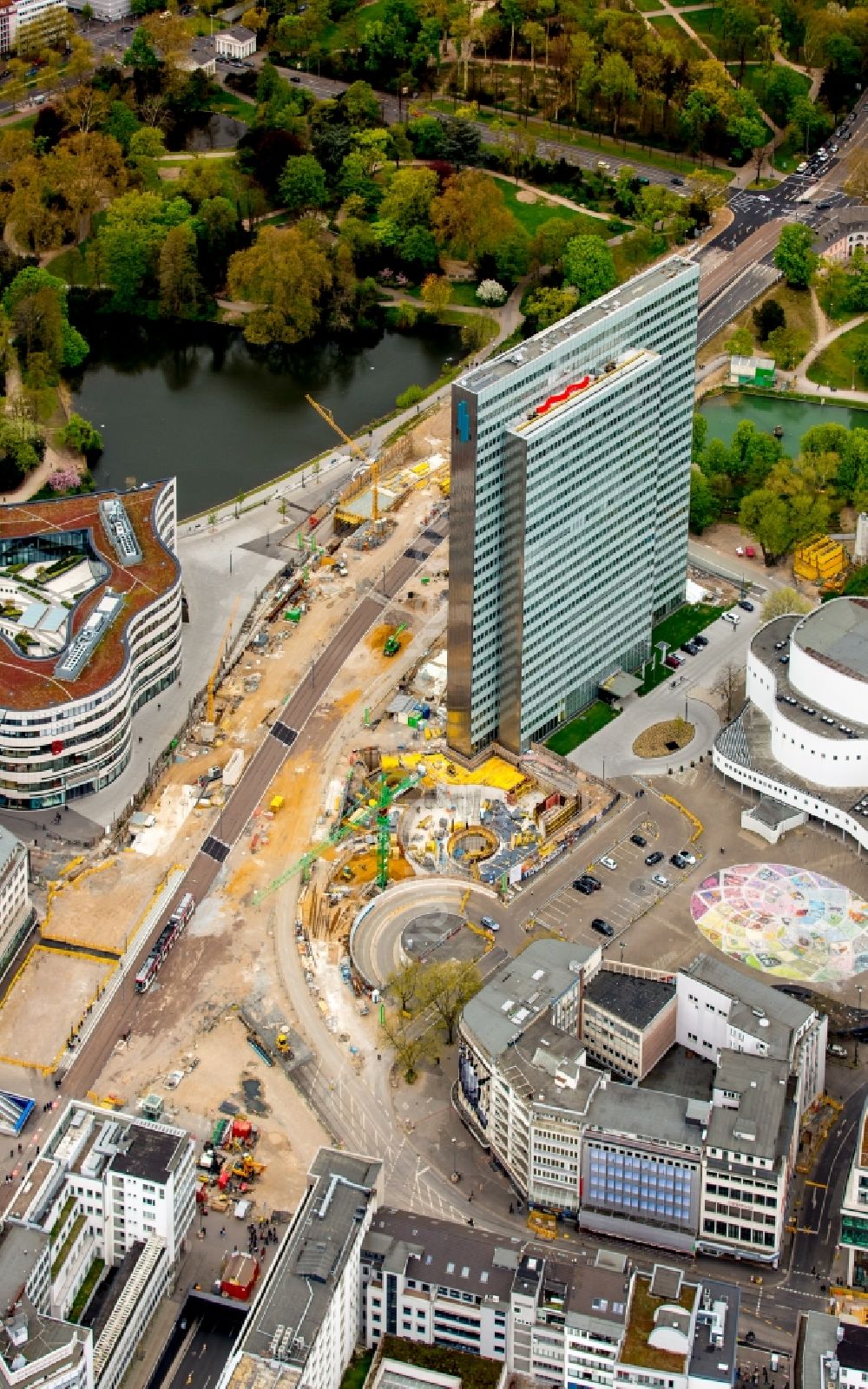 Luftbild Düsseldorf - Baustelle zum Neubau des Kö- Tunnels im Bereich des Kö-Bogen am Hochhaus Dreischeibenhaus entlang der Berliner Allee in Düsseldorf im Bundesland Nordrhein-Westfalen