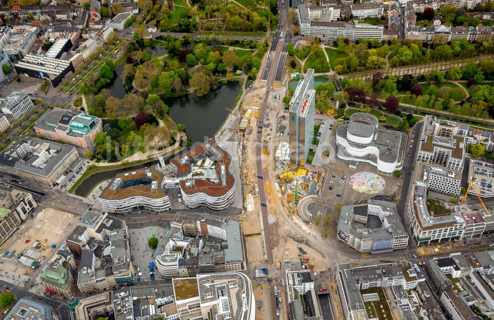 Luftaufnahme Düsseldorf - Baustelle zum Neubau des Kö- Tunnels im Bereich des Kö-Bogen am Hochhaus Dreischeibenhaus entlang der Berliner Allee in Düsseldorf im Bundesland Nordrhein-Westfalen