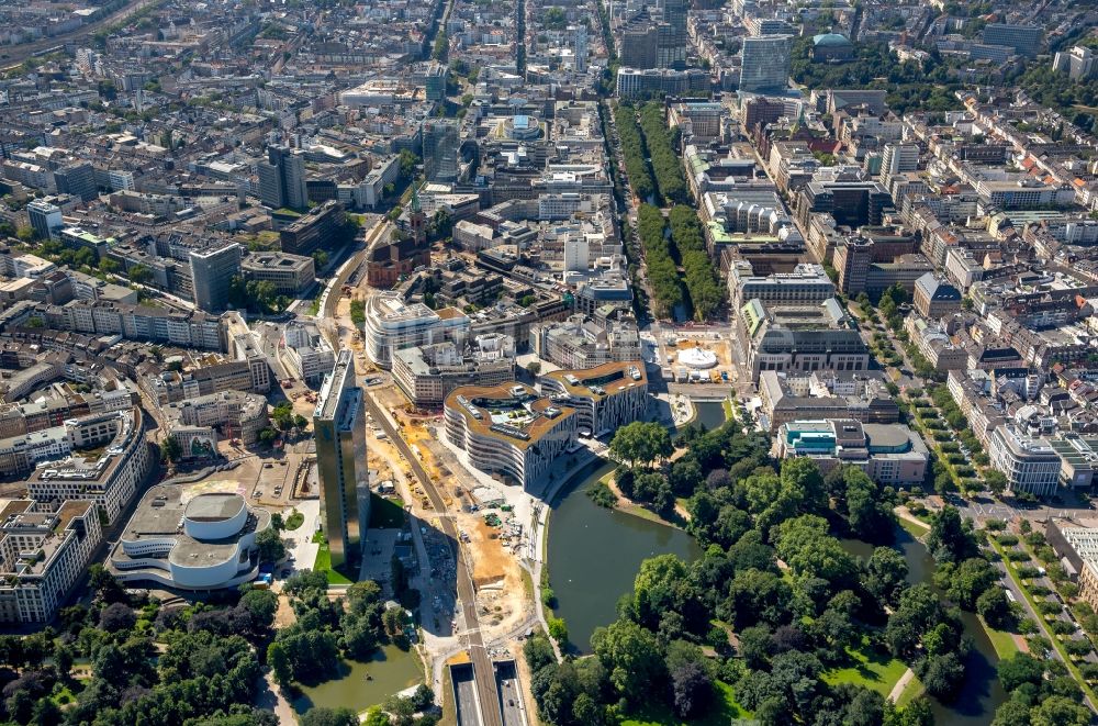 Düsseldorf von oben - Baustelle zum Neubau des Kö- Tunnels im Bereich des Kö-Bogen am Hochhaus Dreischeibenhaus entlang der Berliner Allee in Düsseldorf im Bundesland Nordrhein-Westfalen