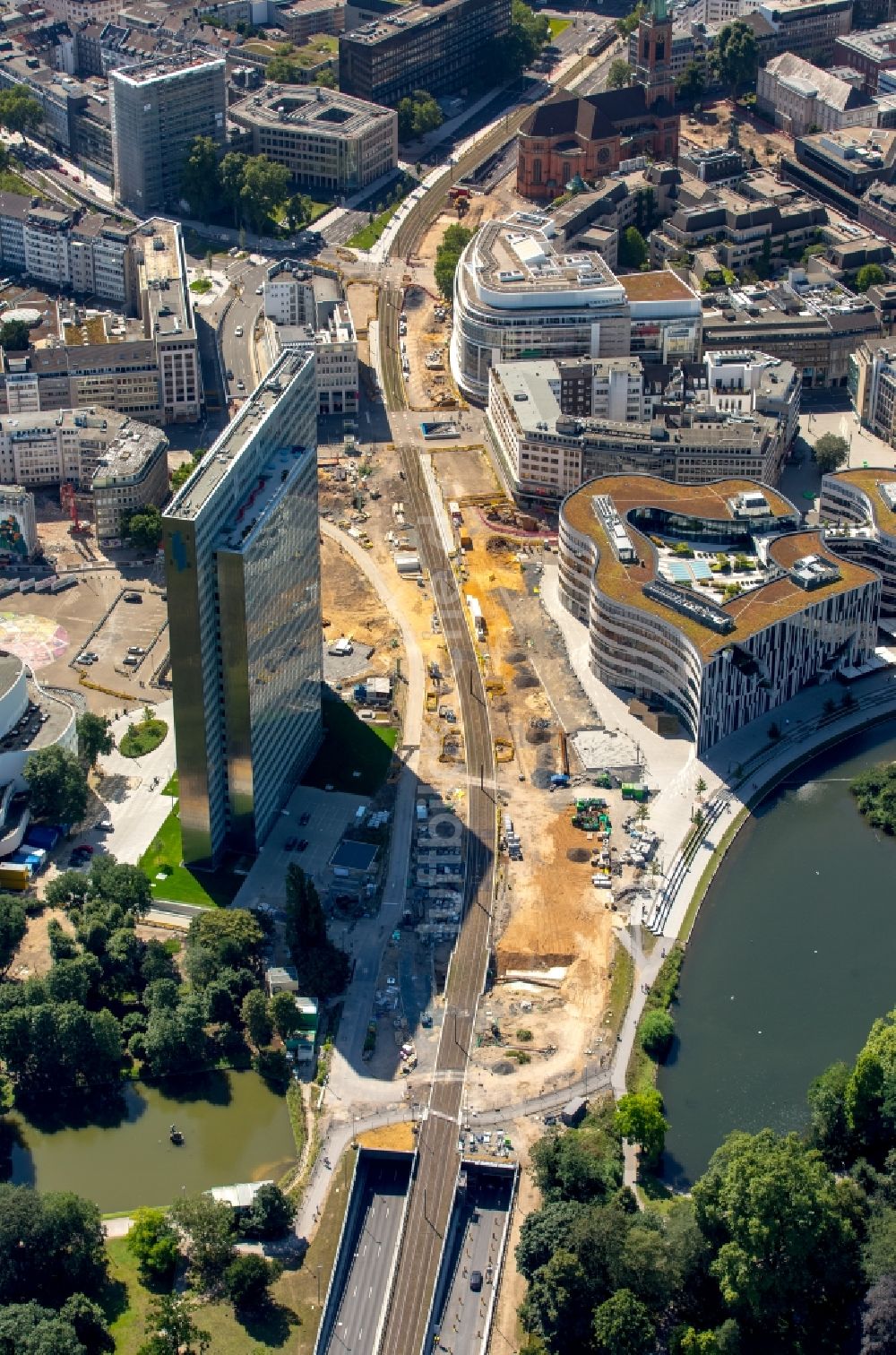 Düsseldorf aus der Vogelperspektive: Baustelle zum Neubau des Kö- Tunnels im Bereich des Kö-Bogen am Hochhaus Dreischeibenhaus entlang der Berliner Allee in Düsseldorf im Bundesland Nordrhein-Westfalen