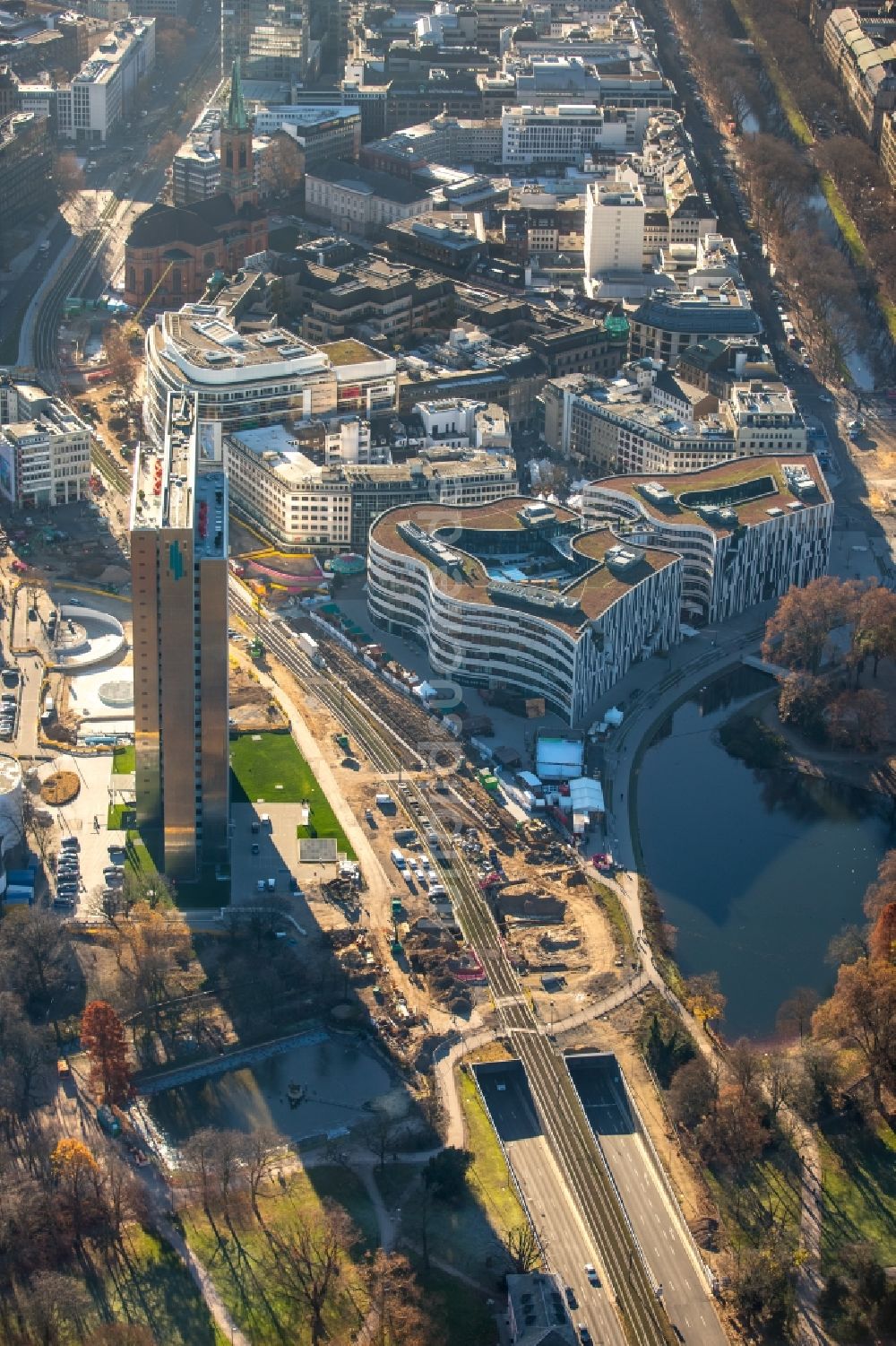 Düsseldorf aus der Vogelperspektive: Baustelle zum Neubau des Kö- Tunnels im Bereich des Kö-Bogen am Hochhaus Dreischeibenhaus entlang der Berliner Allee in Düsseldorf im Bundesland Nordrhein-Westfalen