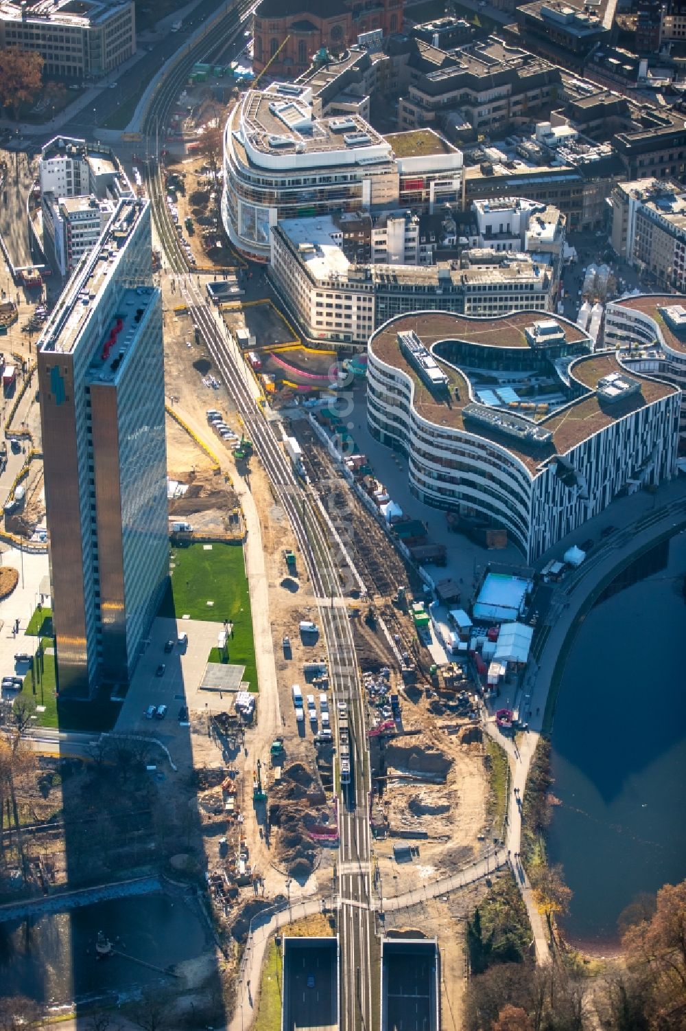 Luftaufnahme Düsseldorf - Baustelle zum Neubau des Kö- Tunnels im Bereich des Kö-Bogen am Hochhaus Dreischeibenhaus entlang der Berliner Allee in Düsseldorf im Bundesland Nordrhein-Westfalen