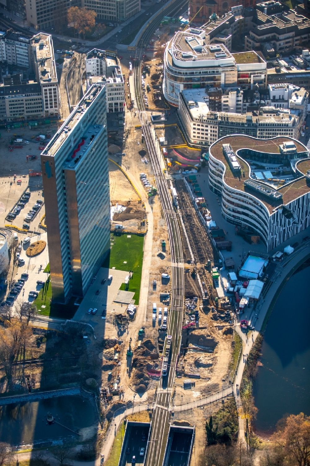 Düsseldorf von oben - Baustelle zum Neubau des Kö- Tunnels im Bereich des Kö-Bogen am Hochhaus Dreischeibenhaus entlang der Berliner Allee in Düsseldorf im Bundesland Nordrhein-Westfalen