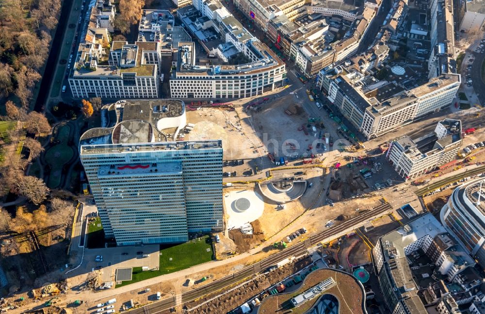 Düsseldorf aus der Vogelperspektive: Baustelle zum Neubau des Kö- Tunnels im Bereich des Kö-Bogen am Hochhaus Dreischeibenhaus entlang der Berliner Allee in Düsseldorf im Bundesland Nordrhein-Westfalen