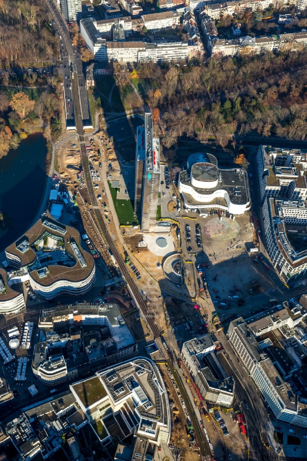 Düsseldorf von oben - Baustelle zum Neubau des Kö- Tunnels im Bereich des Kö-Bogen am Hochhaus Dreischeibenhaus entlang der Berliner Allee in Düsseldorf im Bundesland Nordrhein-Westfalen