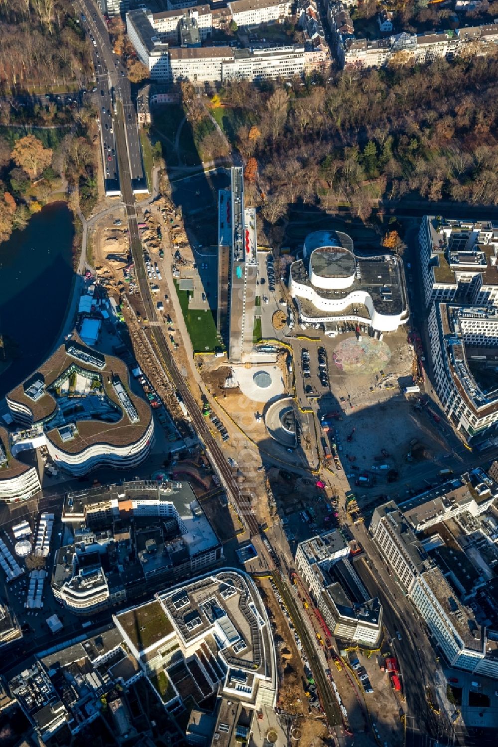 Düsseldorf aus der Vogelperspektive: Baustelle zum Neubau des Kö- Tunnels im Bereich des Kö-Bogen am Hochhaus Dreischeibenhaus entlang der Berliner Allee in Düsseldorf im Bundesland Nordrhein-Westfalen