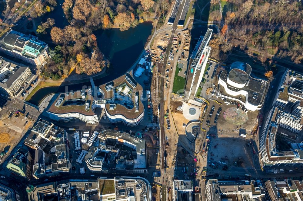 Luftaufnahme Düsseldorf - Baustelle zum Neubau des Kö- Tunnels im Bereich des Kö-Bogen am Hochhaus Dreischeibenhaus entlang der Berliner Allee in Düsseldorf im Bundesland Nordrhein-Westfalen