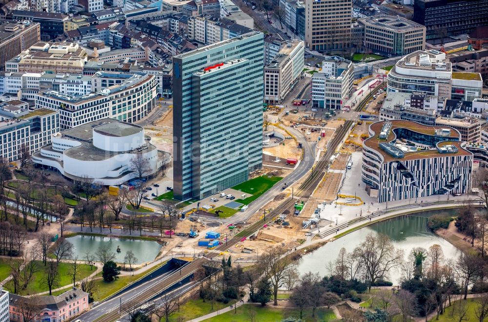 Luftaufnahme Düsseldorf - Baustelle zum Neubau des Kö- Tunnels im Bereich des Kö-Bogen am Hochhaus Dreischeibenhaus entlang der Berliner Allee in Düsseldorf im Bundesland Nordrhein-Westfalen