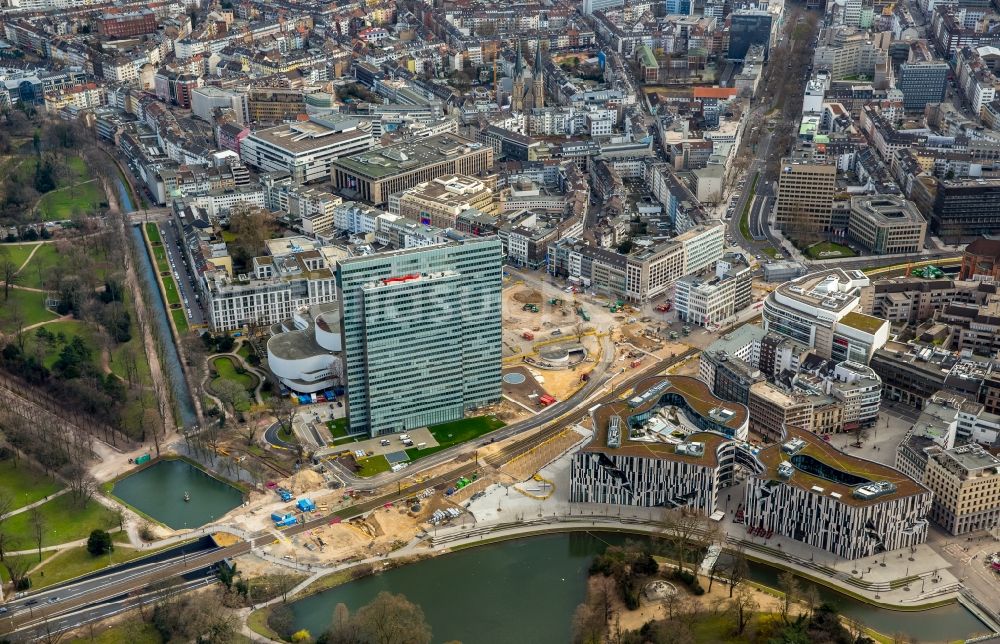 Düsseldorf aus der Vogelperspektive: Baustelle zum Neubau des Kö- Tunnels im Bereich des Kö-Bogen am Hochhaus Dreischeibenhaus entlang der Berliner Allee in Düsseldorf im Bundesland Nordrhein-Westfalen