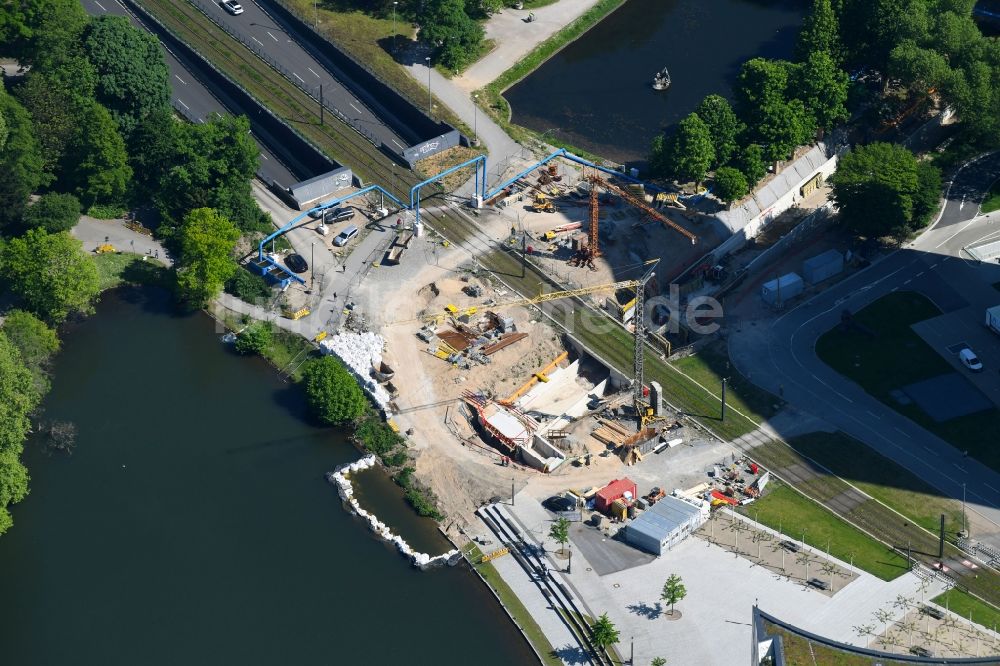 Düsseldorf aus der Vogelperspektive: Baustelle zum Neubau des Kö- Tunnels im Bereich des Kö-Bogen am Hochhaus Dreischeibenhaus entlang der Berliner Allee in Düsseldorf im Bundesland Nordrhein-Westfalen