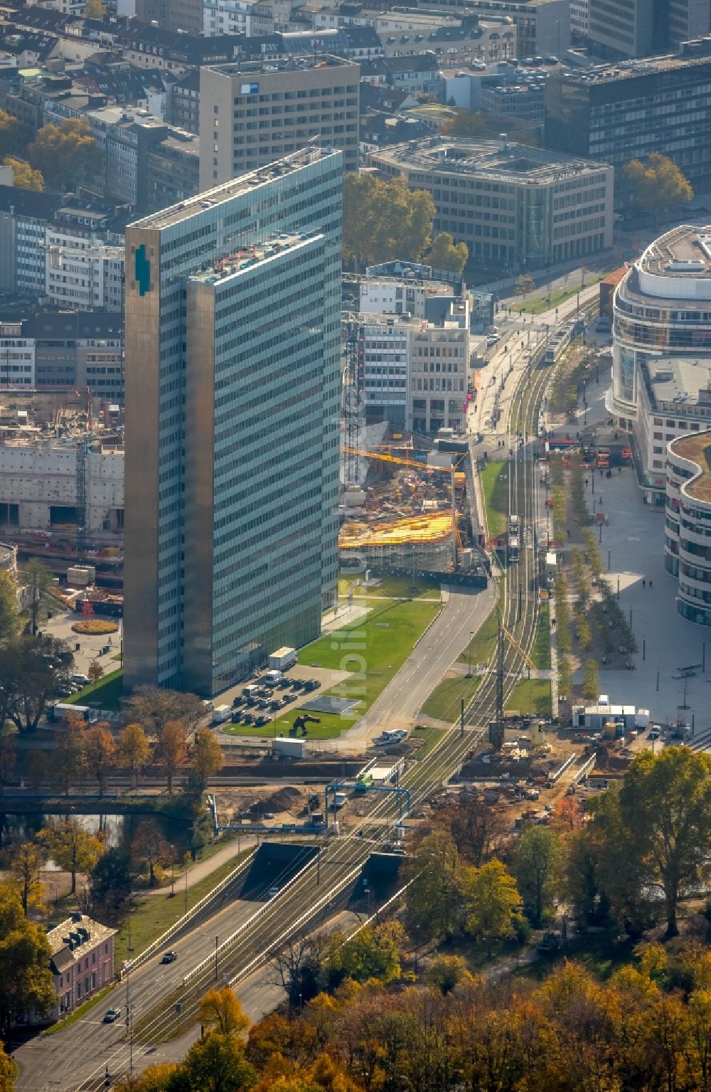 Düsseldorf von oben - Baustelle zum Neubau des Kö- Tunnels im Bereich des Kö-Bogen am Hochhaus Dreischeibenhaus entlang der Berliner Allee in Düsseldorf im Bundesland Nordrhein-Westfalen