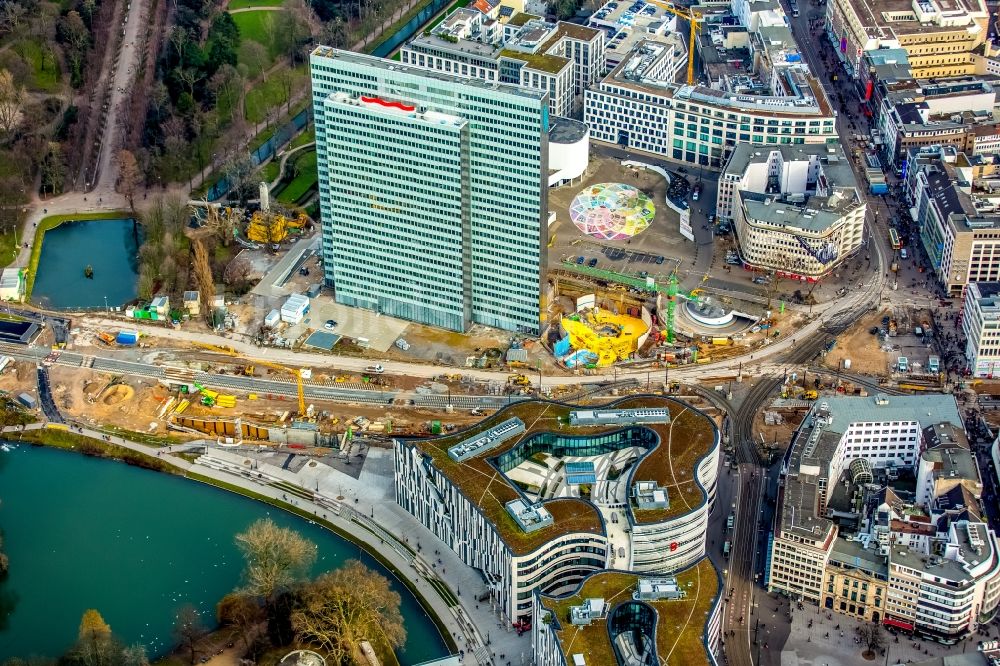 Luftbild Düsseldorf - Baustelle zum Neubau des Kö- Tunnels am Hochhaus Dreischeibenhaus entlang der Berliner Allee in Düsseldorf im Bundesland Nordrhein-Westfalen