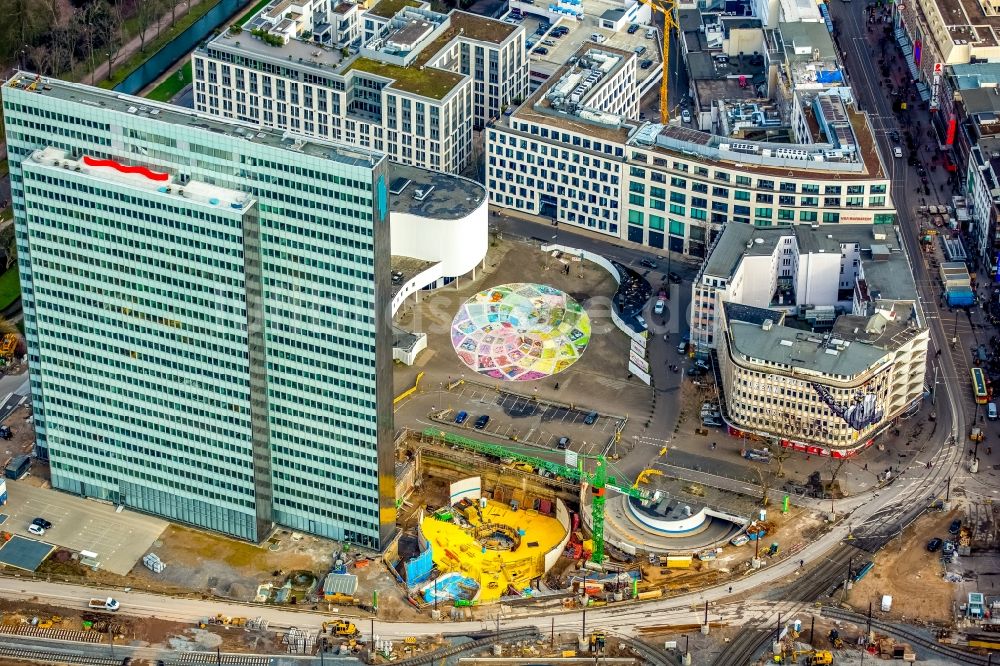 Luftaufnahme Düsseldorf - Baustelle zum Neubau des Kö- Tunnels am Hochhaus Dreischeibenhaus entlang der Berliner Allee in Düsseldorf im Bundesland Nordrhein-Westfalen