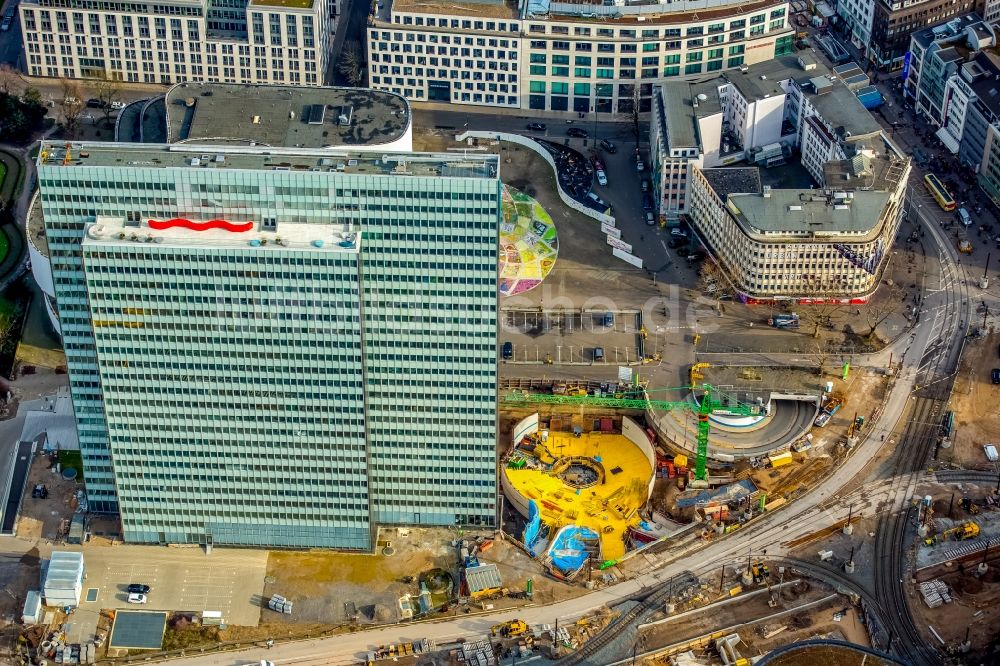 Düsseldorf von oben - Baustelle zum Neubau des Kö- Tunnels am Hochhaus Dreischeibenhaus entlang der Berliner Allee in Düsseldorf im Bundesland Nordrhein-Westfalen