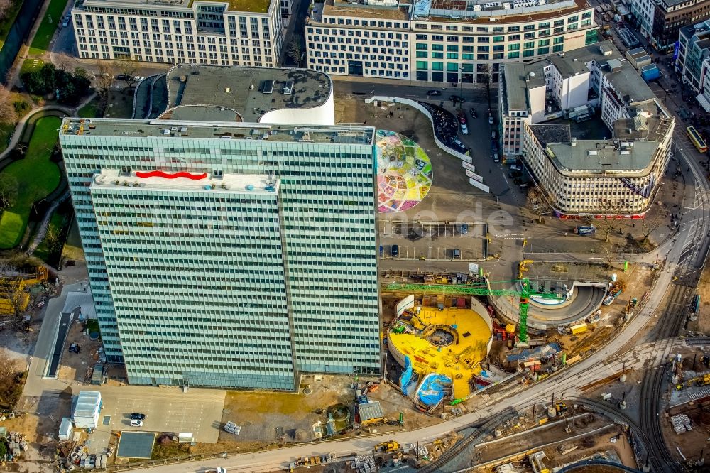 Düsseldorf aus der Vogelperspektive: Baustelle zum Neubau des Kö- Tunnels am Hochhaus Dreischeibenhaus entlang der Berliner Allee in Düsseldorf im Bundesland Nordrhein-Westfalen