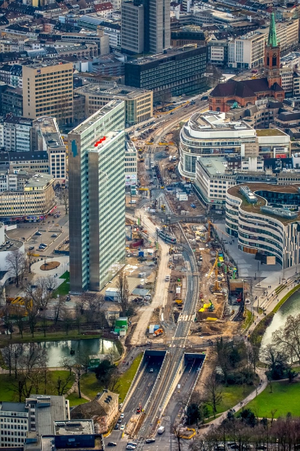 Luftbild Düsseldorf - Baustelle zum Neubau des Kö- Tunnels am Hochhaus Dreischeibenhaus entlang der Berliner Allee in Düsseldorf im Bundesland Nordrhein-Westfalen