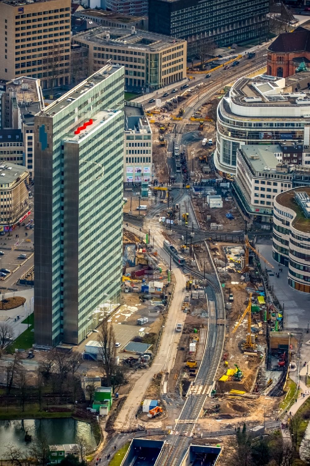 Düsseldorf aus der Vogelperspektive: Baustelle zum Neubau des Kö- Tunnels am Hochhaus Dreischeibenhaus entlang der Berliner Allee in Düsseldorf im Bundesland Nordrhein-Westfalen