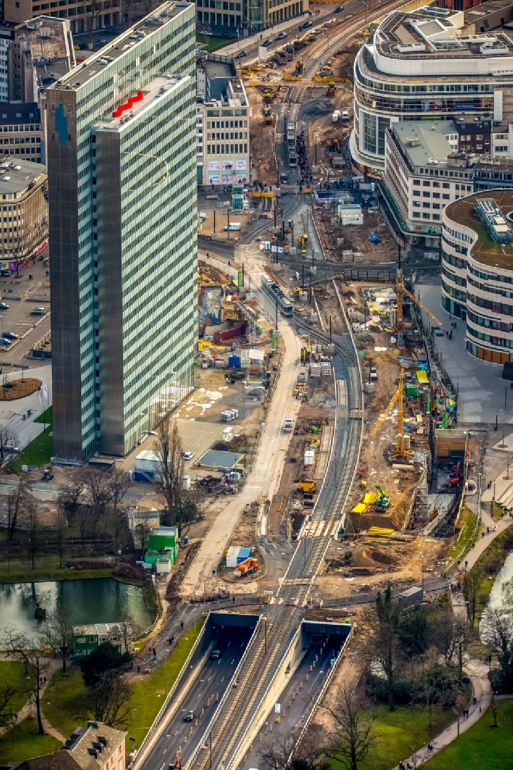 Luftbild Düsseldorf - Baustelle zum Neubau des Kö- Tunnels am Hochhaus Dreischeibenhaus entlang der Berliner Allee in Düsseldorf im Bundesland Nordrhein-Westfalen