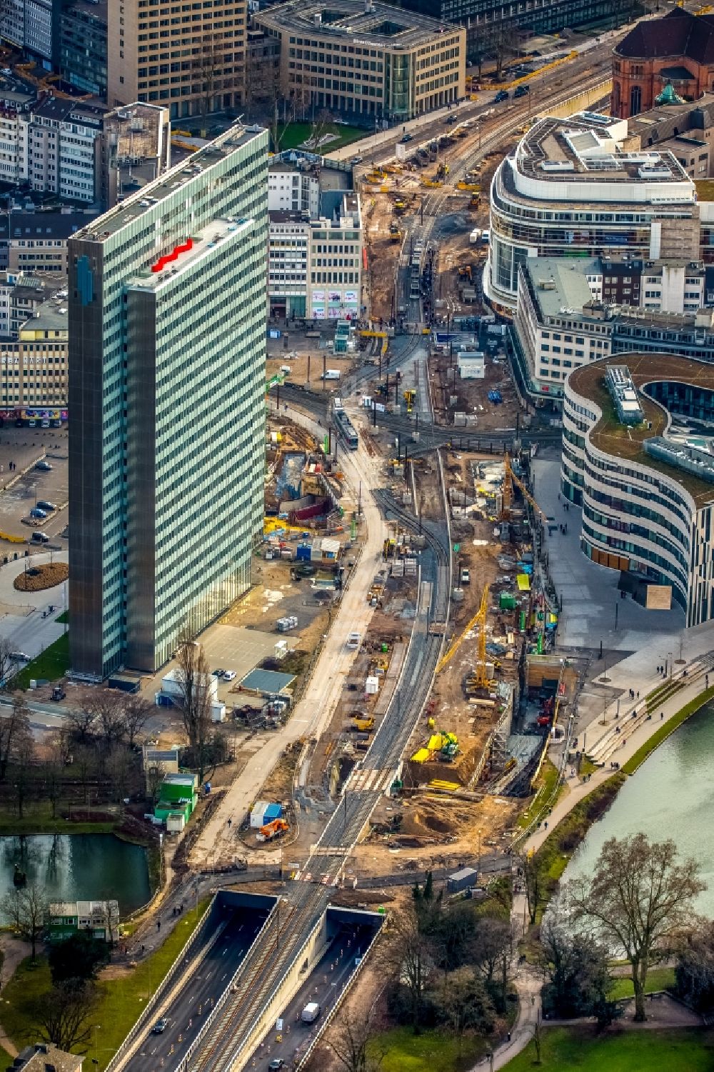 Luftaufnahme Düsseldorf - Baustelle zum Neubau des Kö- Tunnels am Hochhaus Dreischeibenhaus entlang der Berliner Allee in Düsseldorf im Bundesland Nordrhein-Westfalen