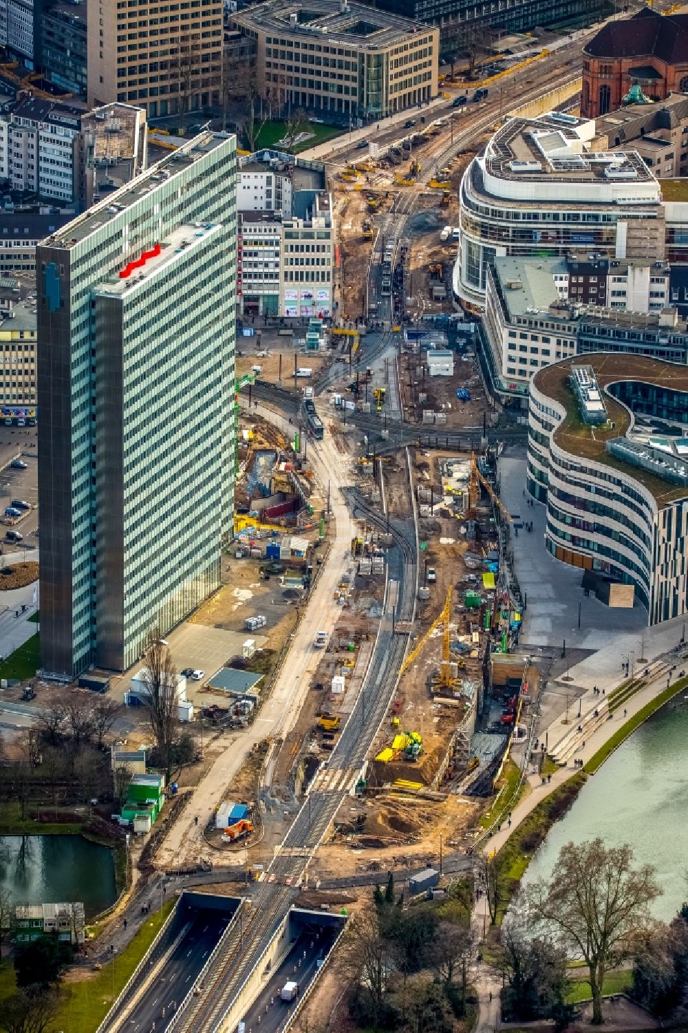 Düsseldorf von oben - Baustelle zum Neubau des Kö- Tunnels am Hochhaus Dreischeibenhaus entlang der Berliner Allee in Düsseldorf im Bundesland Nordrhein-Westfalen