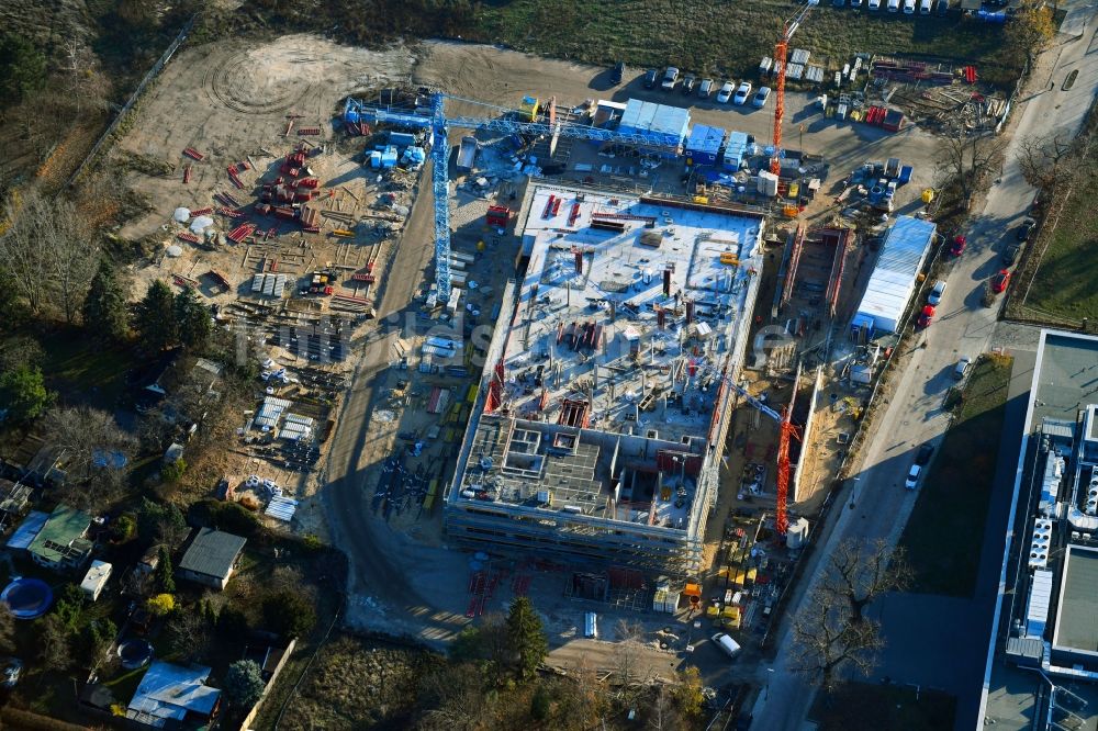 Luftaufnahme Berlin - Baustelle zum Neubau TZR Tiermedizinisches Zentrum für Resistenzforschung im Ortsteil Zehlendorf in Berlin, Deutschland