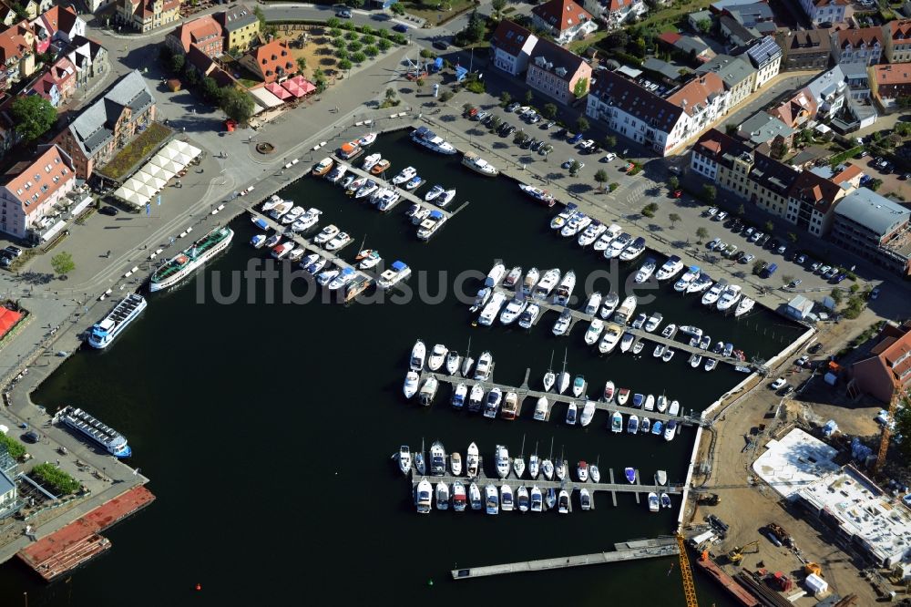 Luftaufnahme Waren (Müritz) - Baustelle zum Neubau und Umbau des Stadthafens - Yachthafens am Müritzgrund in Waren (Müritz) im Bundesland Mecklenburg-Vorpommern