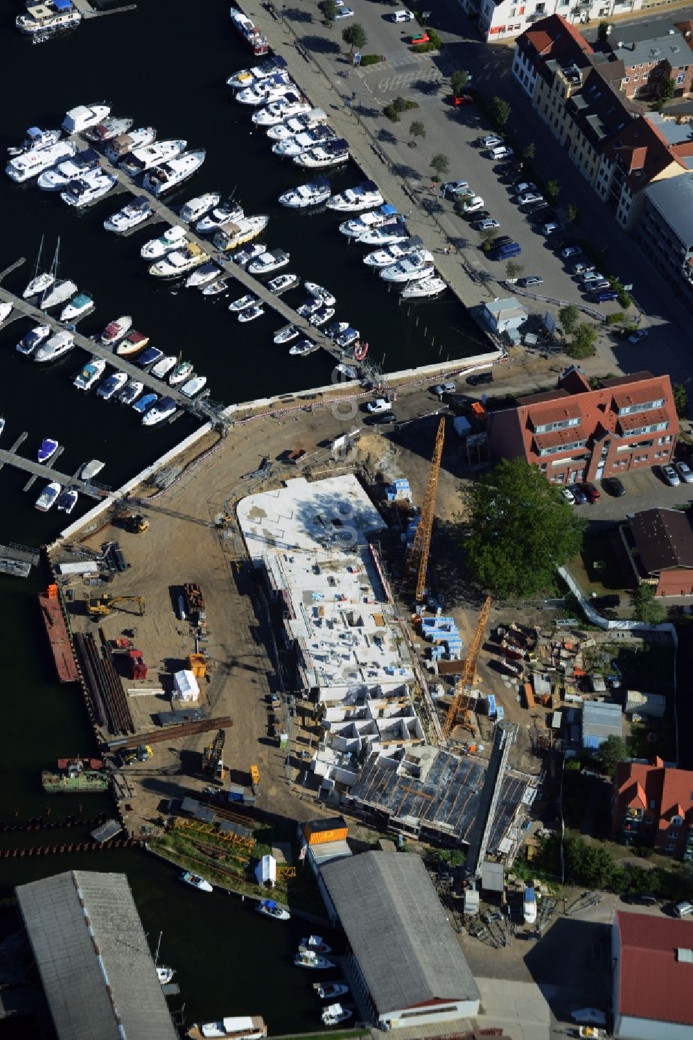 Luftaufnahme Waren (Müritz) - Baustelle zum Neubau und Umbau des Stadthafens - Yachthafens am Müritzgrund in Waren (Müritz) im Bundesland Mecklenburg-Vorpommern