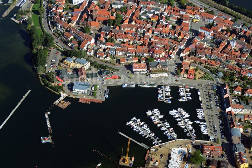 Luftbild Waren (Müritz) - Baustelle zum Neubau und Umbau des Stadthafens - Yachthafens am Müritzgrund in Waren (Müritz) im Bundesland Mecklenburg-Vorpommern