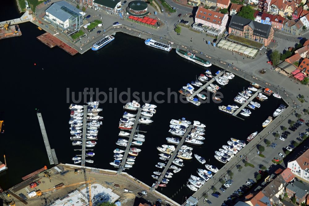 Luftbild Waren (Müritz) - Baustelle zum Neubau und Umbau des Stadthafens - Yachthafens am Müritzgrund in Waren (Müritz) im Bundesland Mecklenburg-Vorpommern