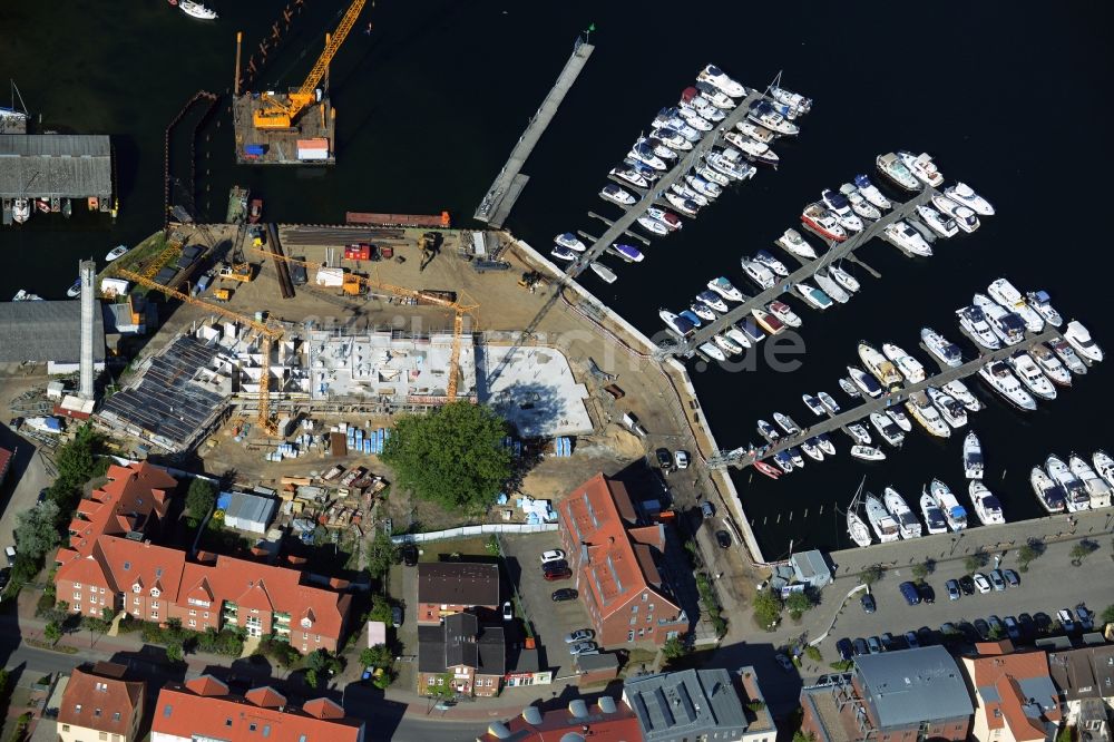 Luftaufnahme Waren (Müritz) - Baustelle zum Neubau und Umbau des Stadthafens - Yachthafens am Müritzgrund in Waren (Müritz) im Bundesland Mecklenburg-Vorpommern