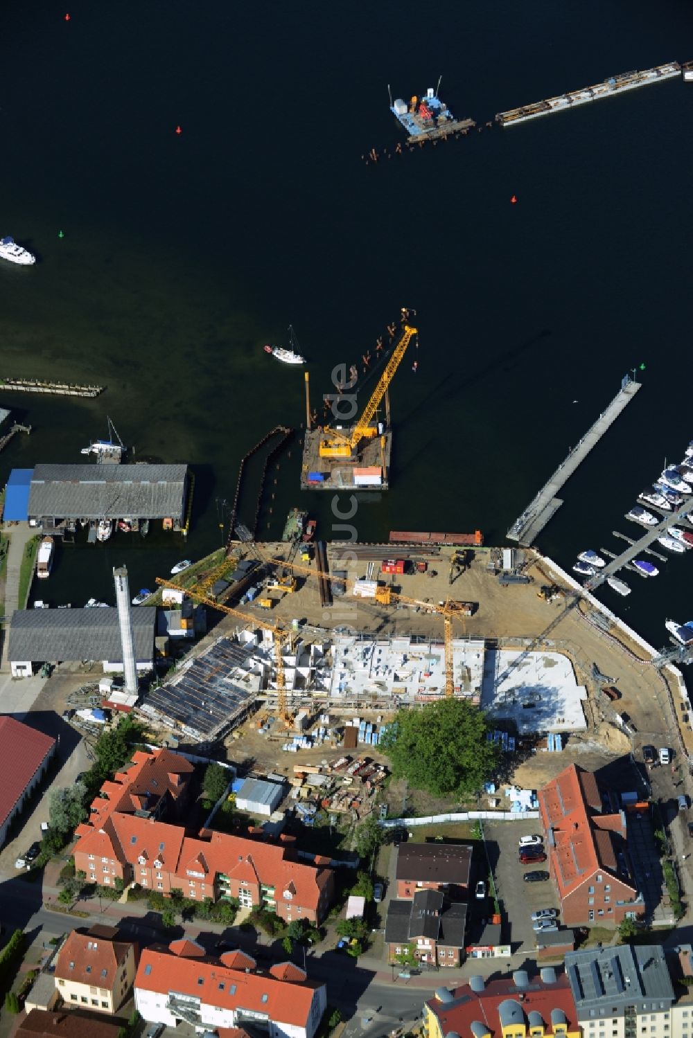 Waren (Müritz) von oben - Baustelle zum Neubau und Umbau des Stadthafens - Yachthafens am Müritzgrund in Waren (Müritz) im Bundesland Mecklenburg-Vorpommern