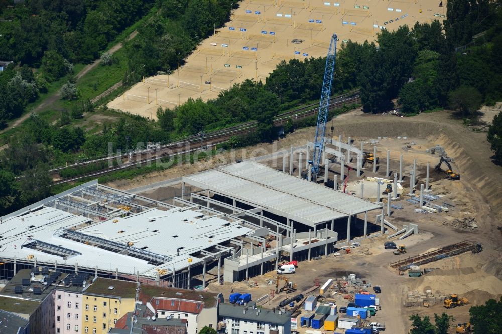 Luftbild Berlin Kreuzberg - Baustelle zum Neubau der umstrittenen Filiale der Baumarkt - Kette HELLWEG durch die Firma Zabel Bau am Gleisdreieck in Berlin - Kreuzberg