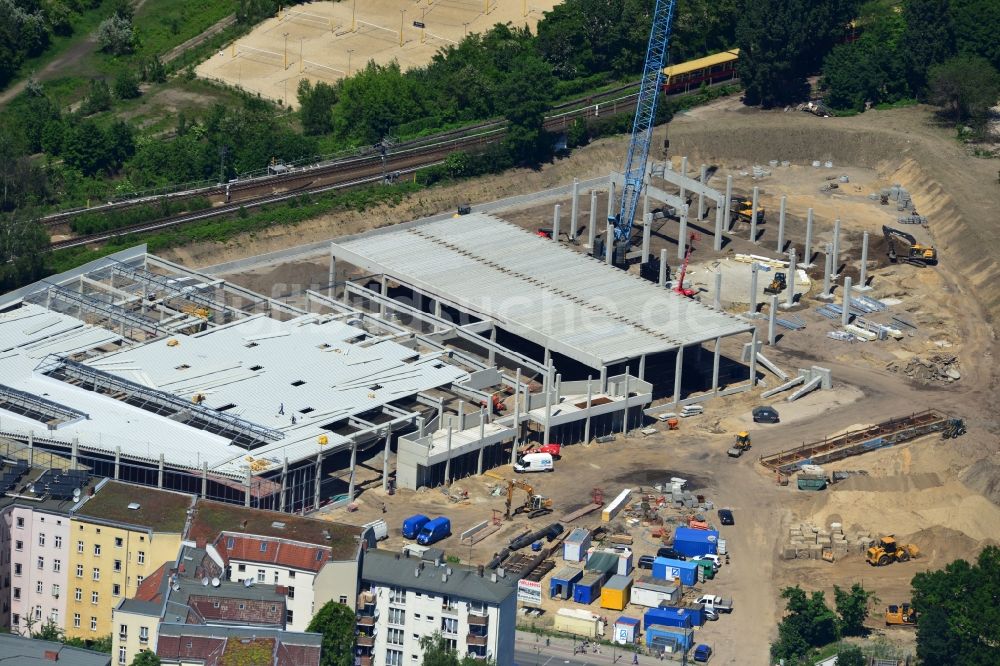 Berlin Kreuzberg von oben - Baustelle zum Neubau der umstrittenen Filiale der Baumarkt - Kette HELLWEG durch die Firma Zabel Bau am Gleisdreieck in Berlin - Kreuzberg