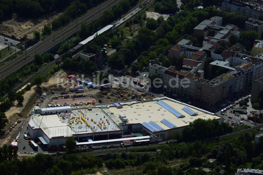 Berlin Kreuzberg von oben - Baustelle zum Neubau der umstrittenen Filiale der Baumarkt - Kette HELLWEG durch die Firma Zabel Bau am Gleisdreieck in Berlin - Kreuzberg