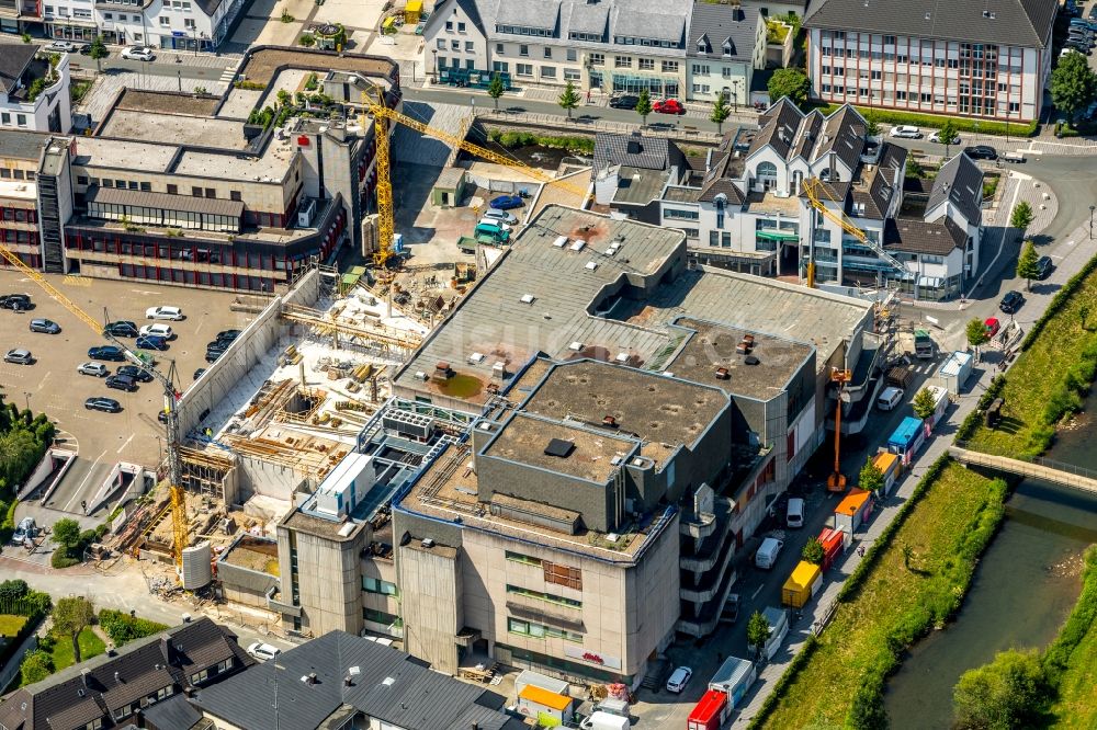 Meschede aus der Vogelperspektive: Baustelle zum Neubau der Veranstaltungshalle Stadthalle Meschede der Fokus Development AG am Winziger Platz in Meschede im Bundesland Nordrhein-Westfalen, Deutschland