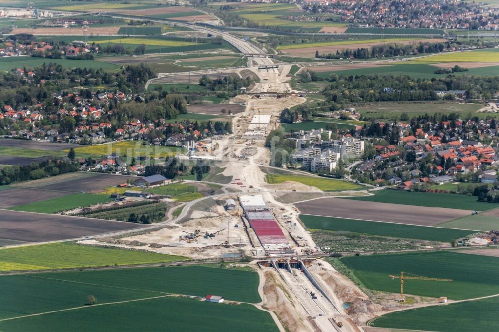 München, Aubing aus der Vogelperspektive: Baustelle zum Neubau des Viaduktes und Tunnelbauwerk der BAB Autobahn A99 bei Aubing in München im Bundesland Bayern