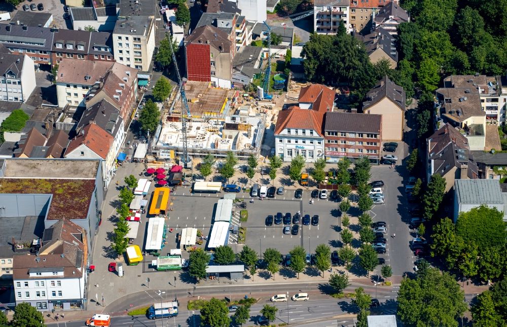 Luftaufnahme Gladbeck - Baustelle zum Neubau eines ein vier- bis fünfgeschossigen Gebäudekomplexes mit Wohnungen am Marktplatz in Gladbeck im Bundesland Nordrhein-Westfalen