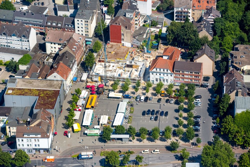 Gladbeck von oben - Baustelle zum Neubau eines ein vier- bis fünfgeschossigen Gebäudekomplexes mit Wohnungen am Marktplatz in Gladbeck im Bundesland Nordrhein-Westfalen