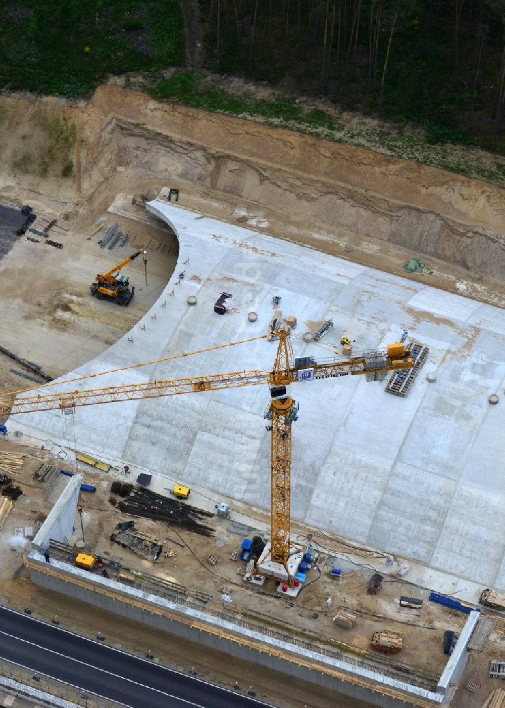 Luftaufnahme Karstädt - Baustelle zum Neubau einer Wildbrücke über den Verlauf der Autobahn BAB A14 bei Karstädt im Bundesland Brandenburg