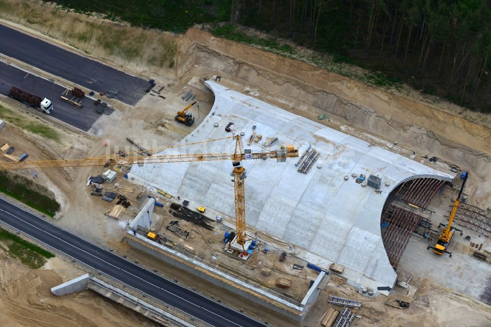 Karstädt von oben - Baustelle zum Neubau einer Wildbrücke über den Verlauf der Autobahn BAB A14 bei Karstädt im Bundesland Brandenburg